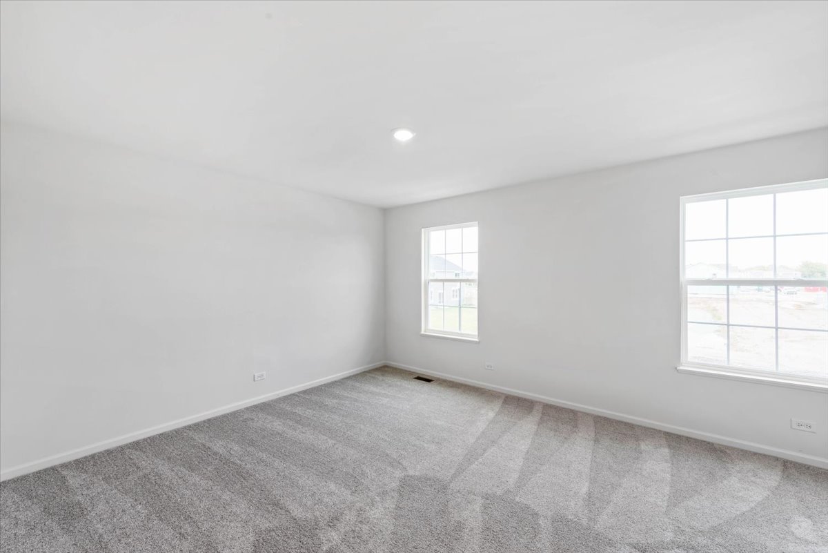 89 Hedgerow Drive Elgin, IL 60124 - Photo 21 of 51 an empty room with a window