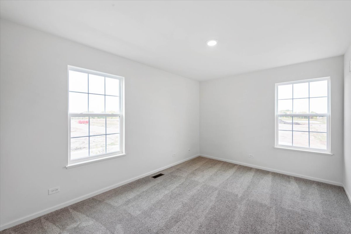 89 Hedgerow Drive Elgin, IL 60124 - Photo 31 of 51 an empty room with a window