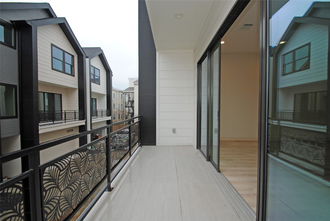 6310 Illinois Street, Unit A Houston, TX 77021 - Photo 11 of 22 a balcony view with a glass door