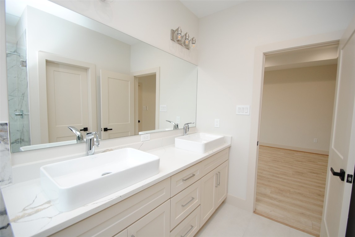 6310 Illinois Street, Unit A Houston, TX 77021 - Photo 15 of 22 a bathroom with a sink and a mirror