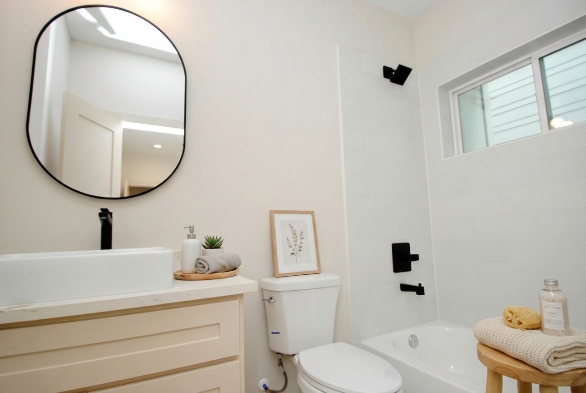 6310 Illinois Street, Unit A Houston, TX 77021 - Photo 5 of 22 a bathroom with a toilet sink and mirror