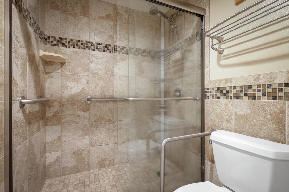 75-6040 Alii Drive, Unit 303 Kailua-Kona, HI 96740 - Photo 20 of 24 a bathroom with a toilet and shower