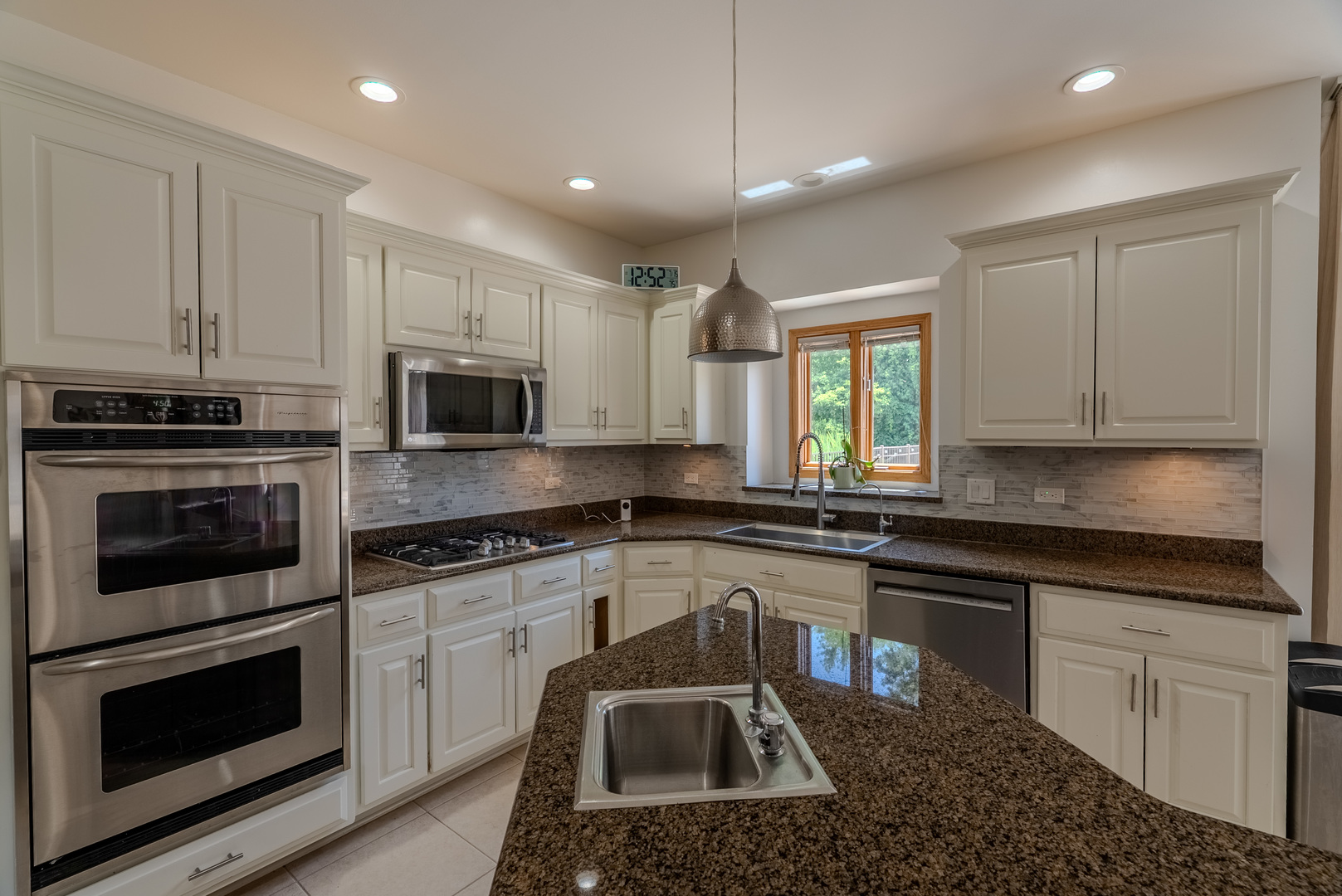 11617 Coach Drive Mokena, IL 60448 - Photo 18 of 38 a kitchen with granite countertop white cabinets and stainless steel appliances