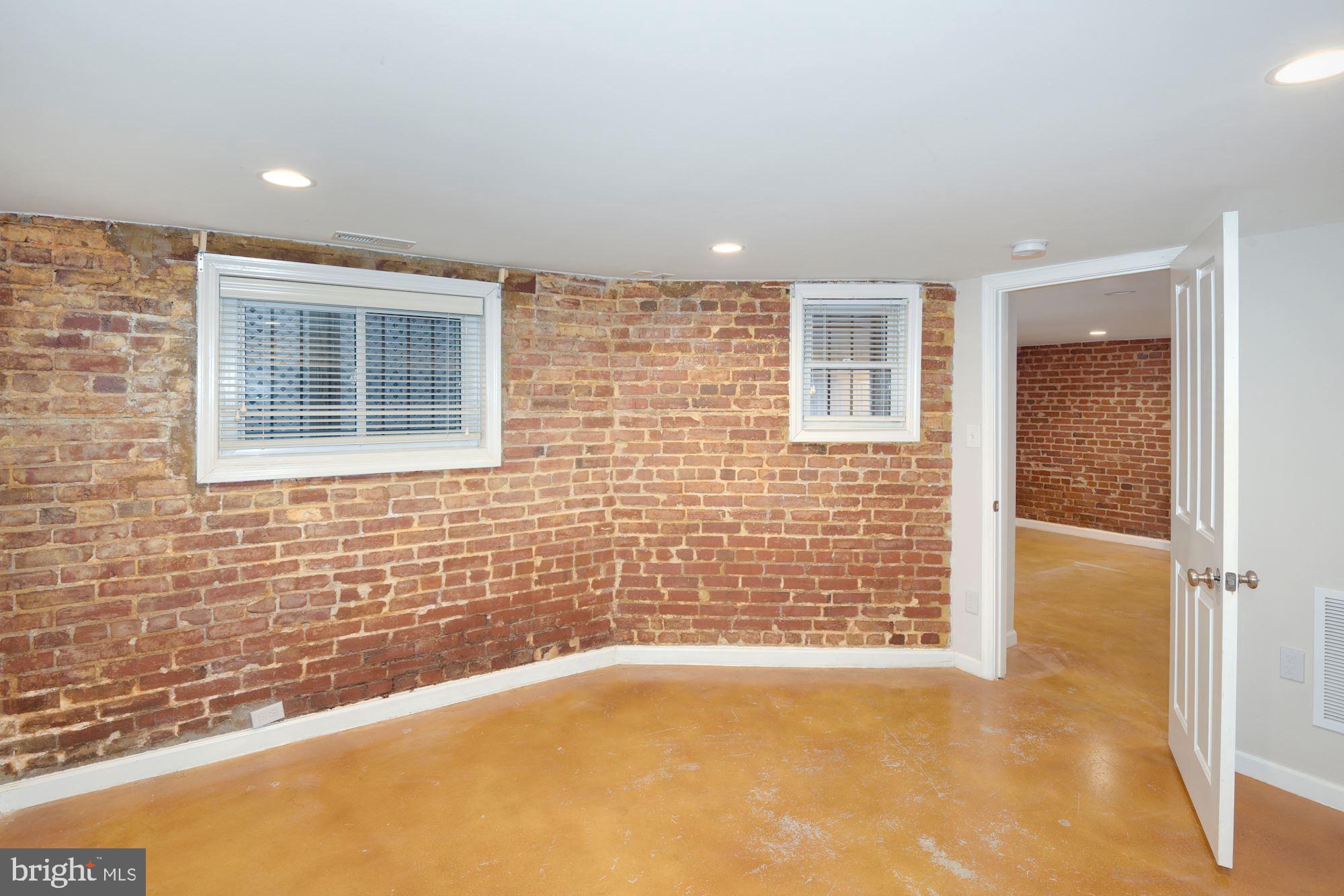 2721 Ontario Road Northwest, Unit B Washington, DC 20009 - Photo 16 of 21 Living / diining area 2