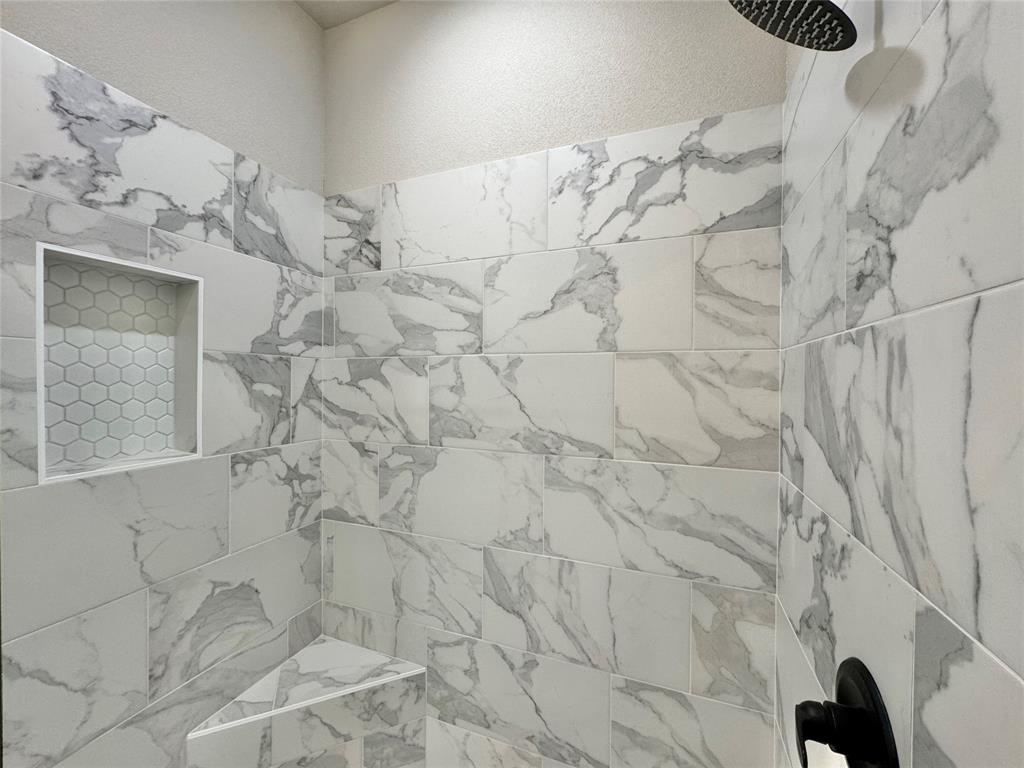 300 Rike Road Mabank, TX 75147 - Photo 9 of 18 a bathroom with a bathtub