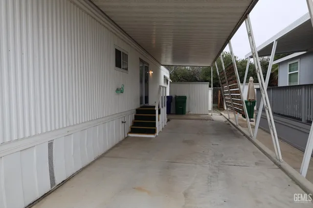 a view of a house with backyard and porch