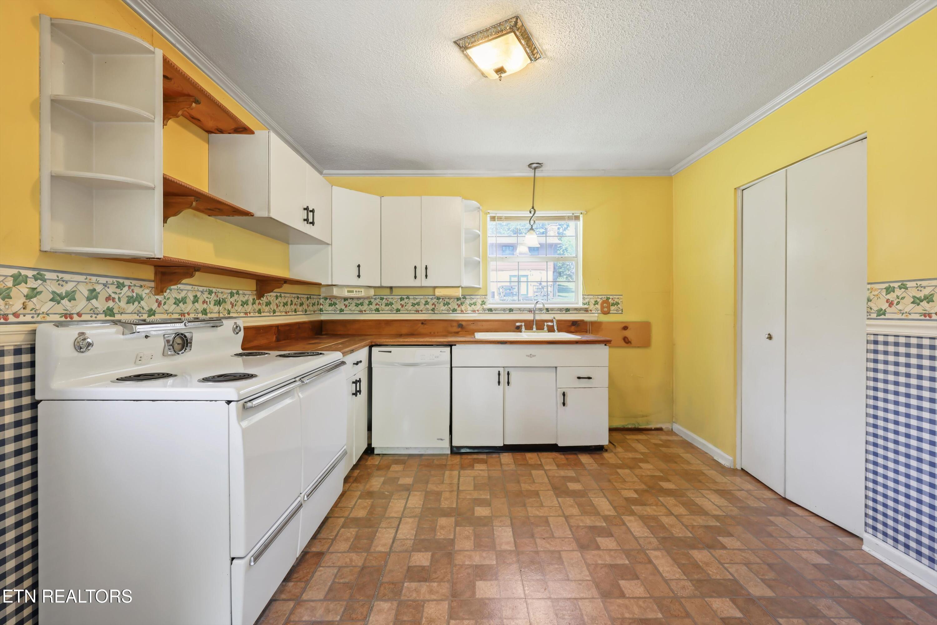 6735 Sandswitch Road Hixson, TN 37343 - Photo 4 of 9 Kitchen