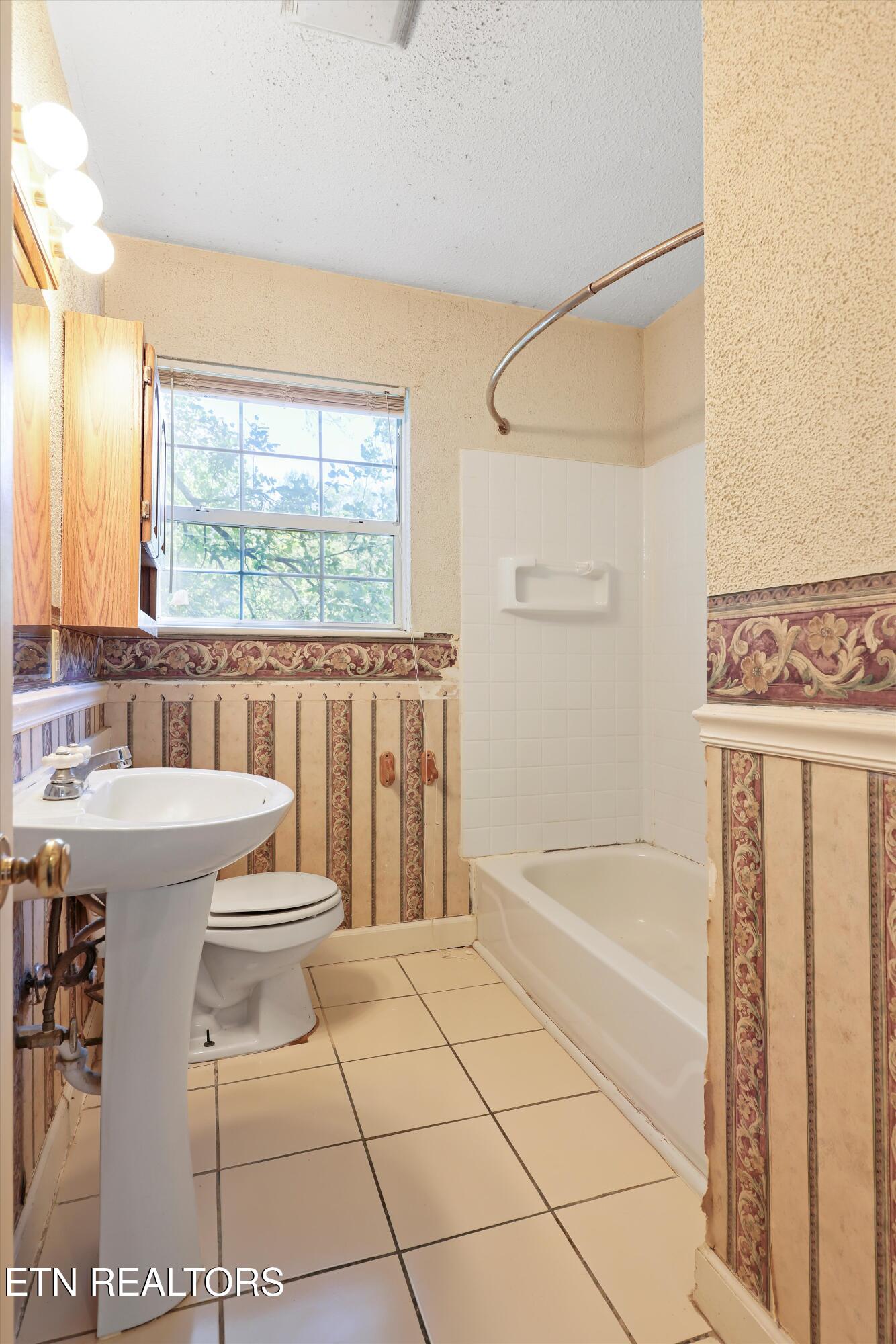 6735 Sandswitch Road Hixson, TN 37343 - Photo 8 of 9 Bathroom