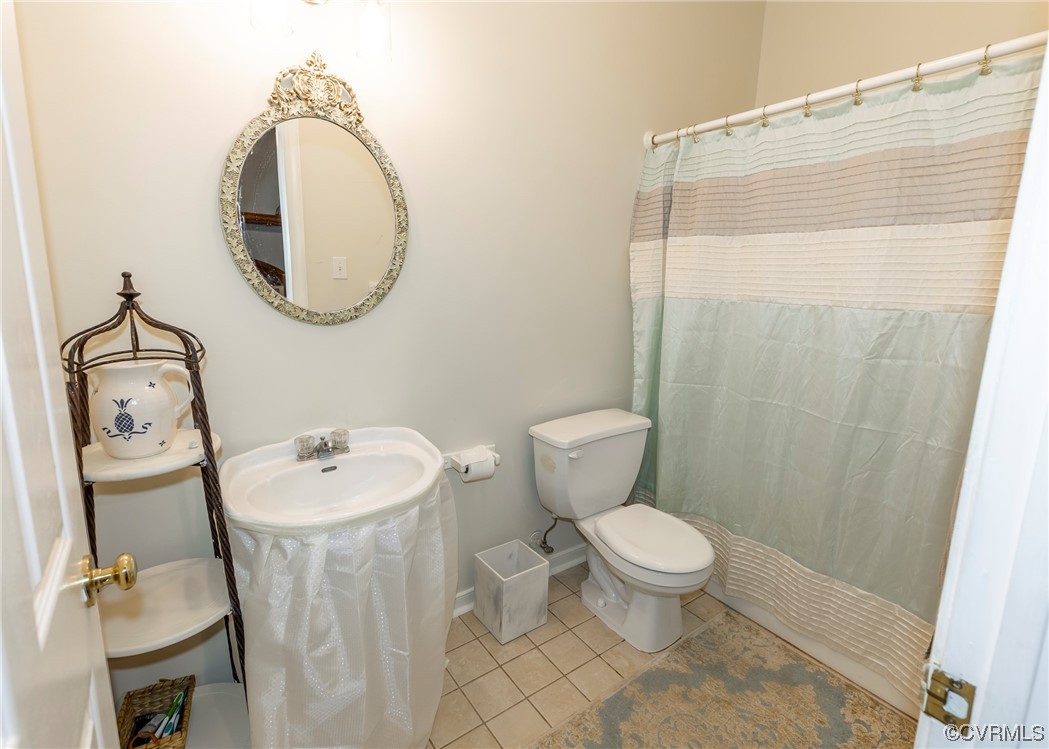 6373 Pine Slash Road Mechanicsville, VA 23116 - Photo 33 of 49 a bathroom with a toilet sink vanity tub and mirror