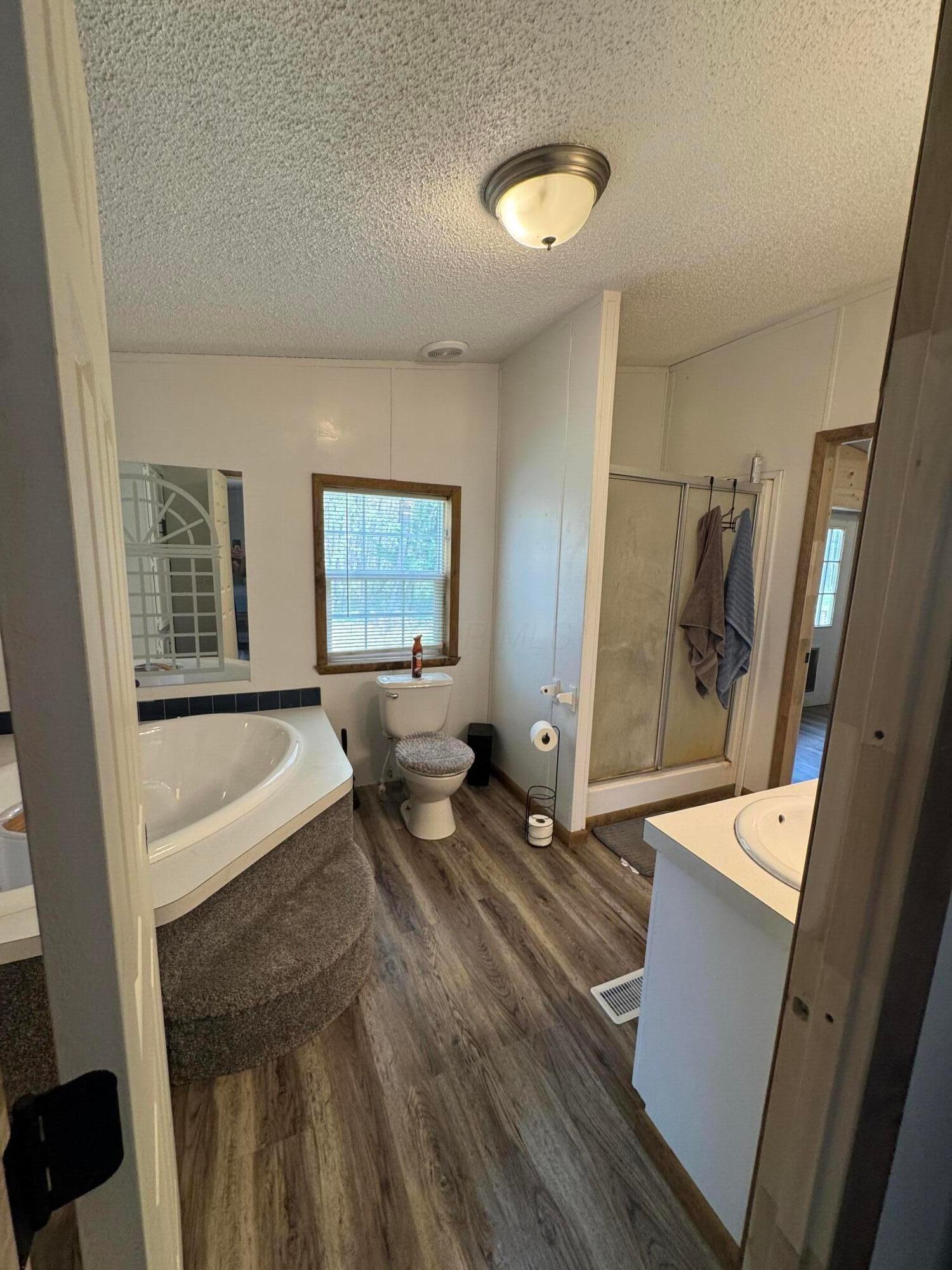 18670 Griffith Road Logan, OH 43138 - Photo 17 of 23 18670 Master bath