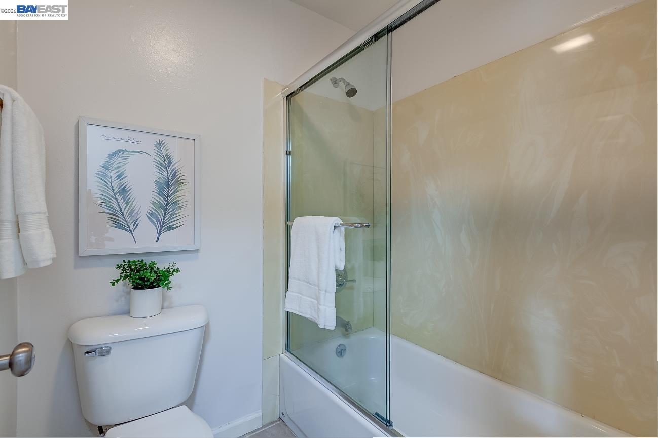 9005 Alcosta Boulevard, Unit 199 San Ramon, CA 94583 - Photo 48 of 57 a bathroom with a bathtub and toilet
