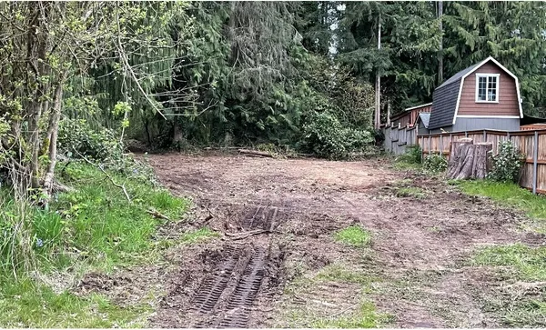 a view of front of a house with a yard