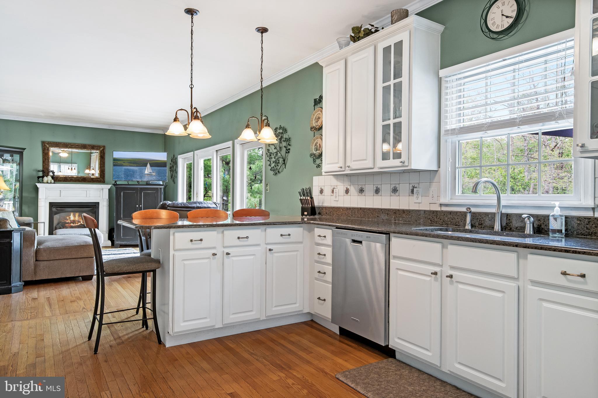 28 Blue Anchor Road Sicklerville, NJ 08081 - Photo 4 of 60 Kitchen with peninsula