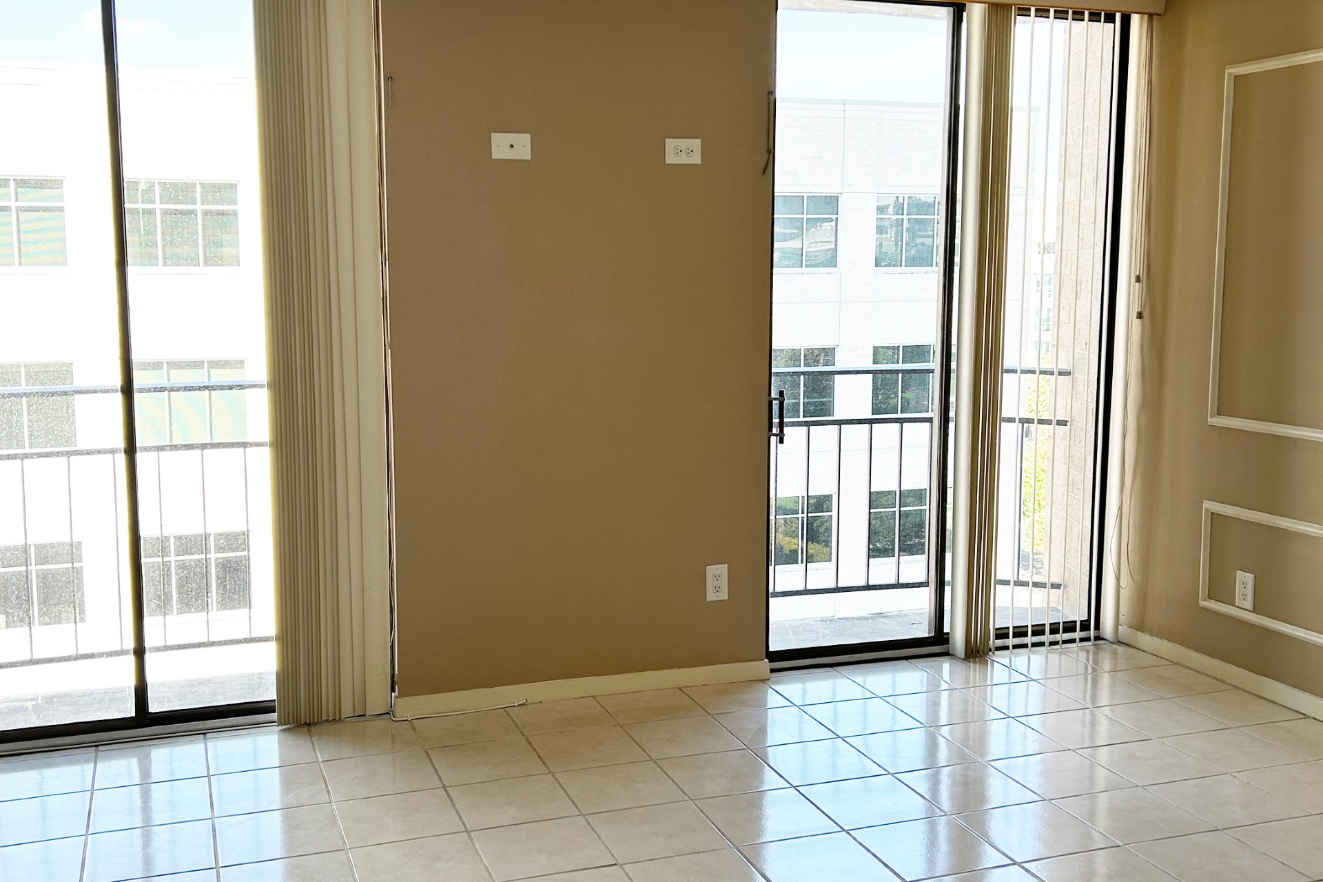 a view of an entryway with livingroom