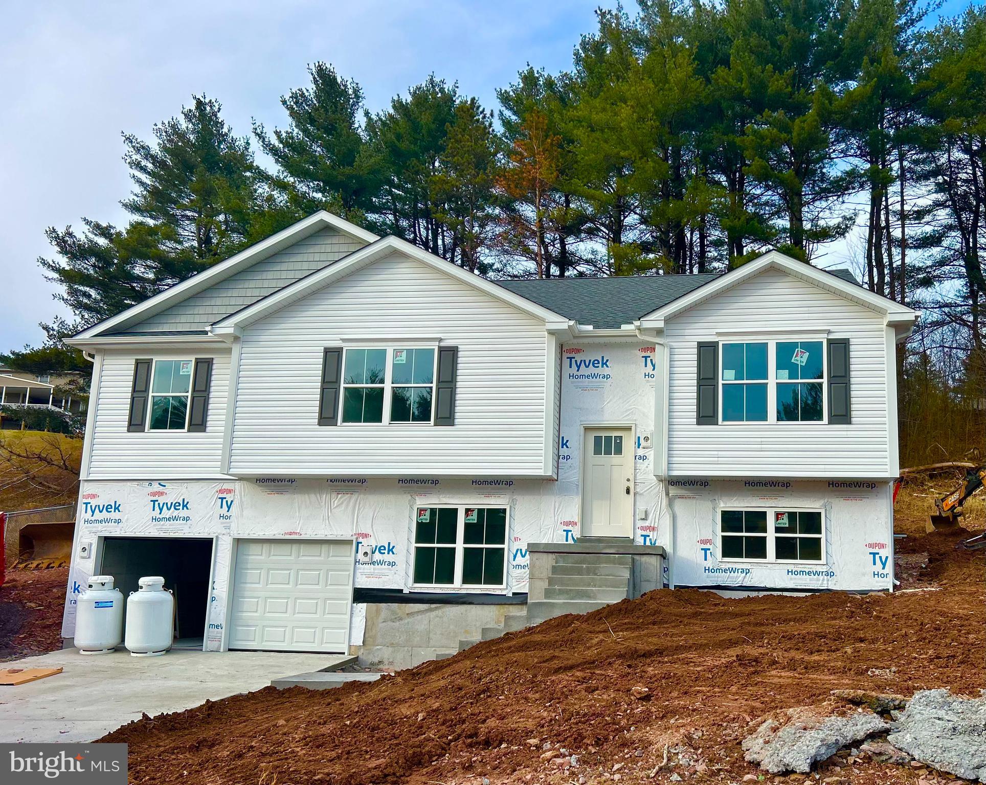 9 Country Club Road Ashland, PA 17921 - Photo 2 of 34 a front view of a house with a yard