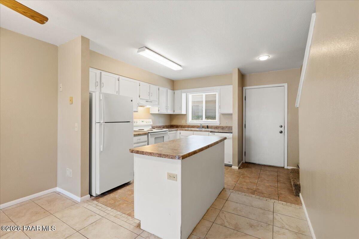 1242 Stetson Road, Unit 22 Prescott, AZ 86303 - Photo 3 of 16 03-Entry & Kitchen