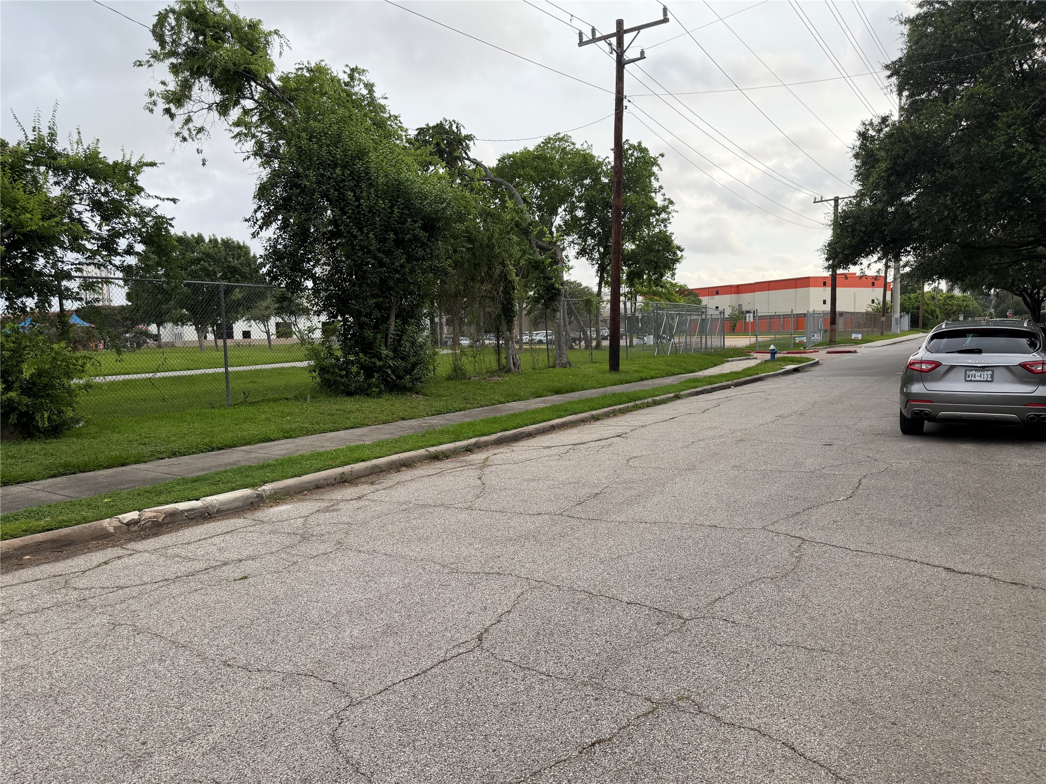 1537 Haddon Street Houston, TX 77006 - Photo 41 of 48 A view of Haddon Street, showing plenty of additional street parking for visiting guests. Please also note the public park on the left side of the picture.