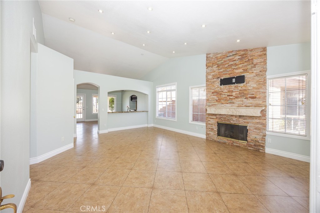 15045 Spring Street Fontana, CA 92335 - Photo 5 of 36