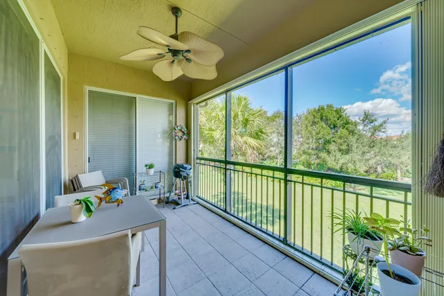 a view of livingroom with furniture