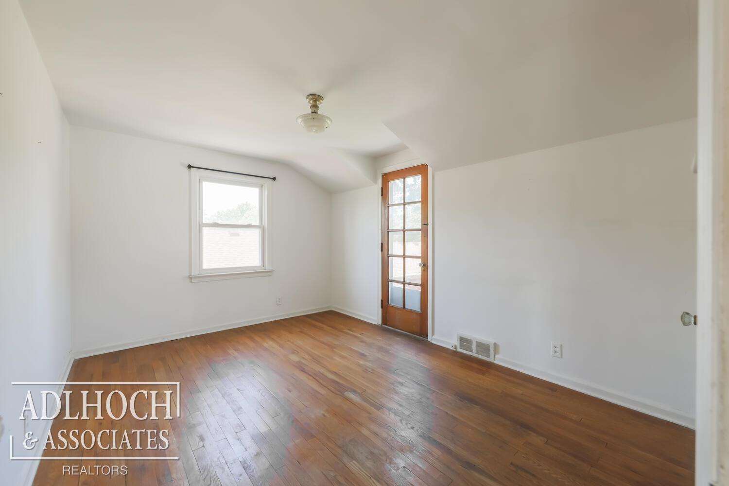 1048 Vernier Road Grosse Pointe Woods, MI 48236 - Photo 11 of 16