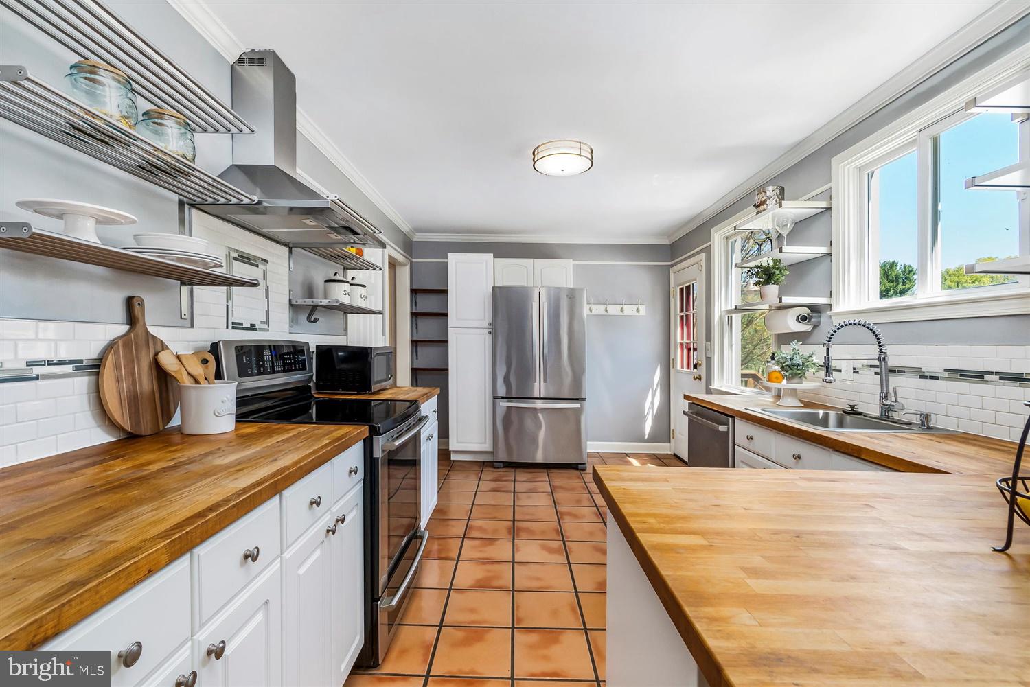 712 West Padonia Road Lutherville-Timonium, MD 21093 - Photo 17 of 38 Kitchen with open shelving