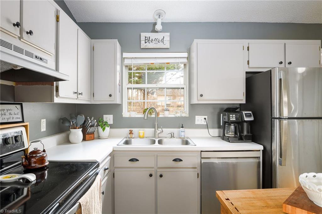 609 Ladford Lane High Point, NC 27265 - Photo 12 of 24 Kitchen