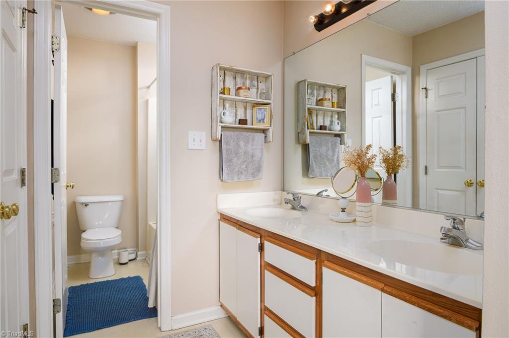 609 Ladford Lane High Point, NC 27265 - Photo 15 of 24 Primary Bath