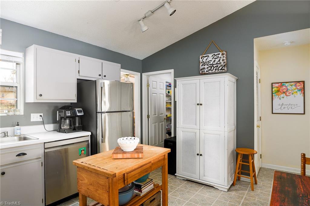 609 Ladford Lane High Point, NC 27265 - Photo 10 of 24 KItchen