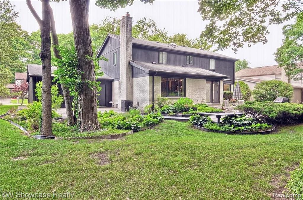 30654 High Valley Road Farmington Hills, MI 48331 - Photo 3 of 43
