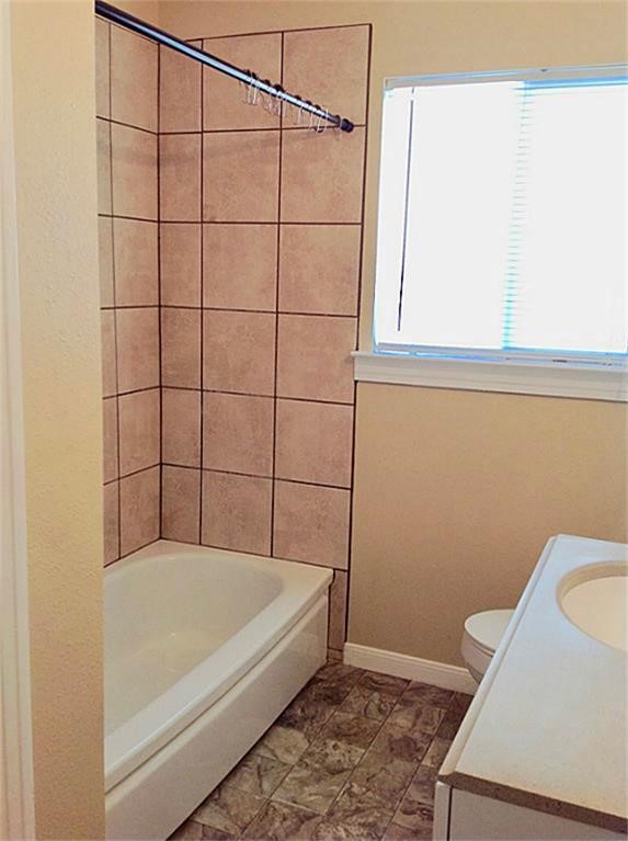 3554 Mt Pleasant Street Houston, TX 77021 - Photo 8 of 14 Large bathroom with tub.