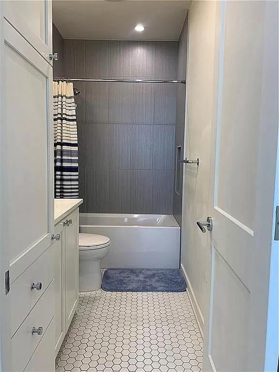 2519 Sutherland Street Austin, TX 78746 - Photo 7 of 14 a bathroom with a toilet a sink and a bathtub