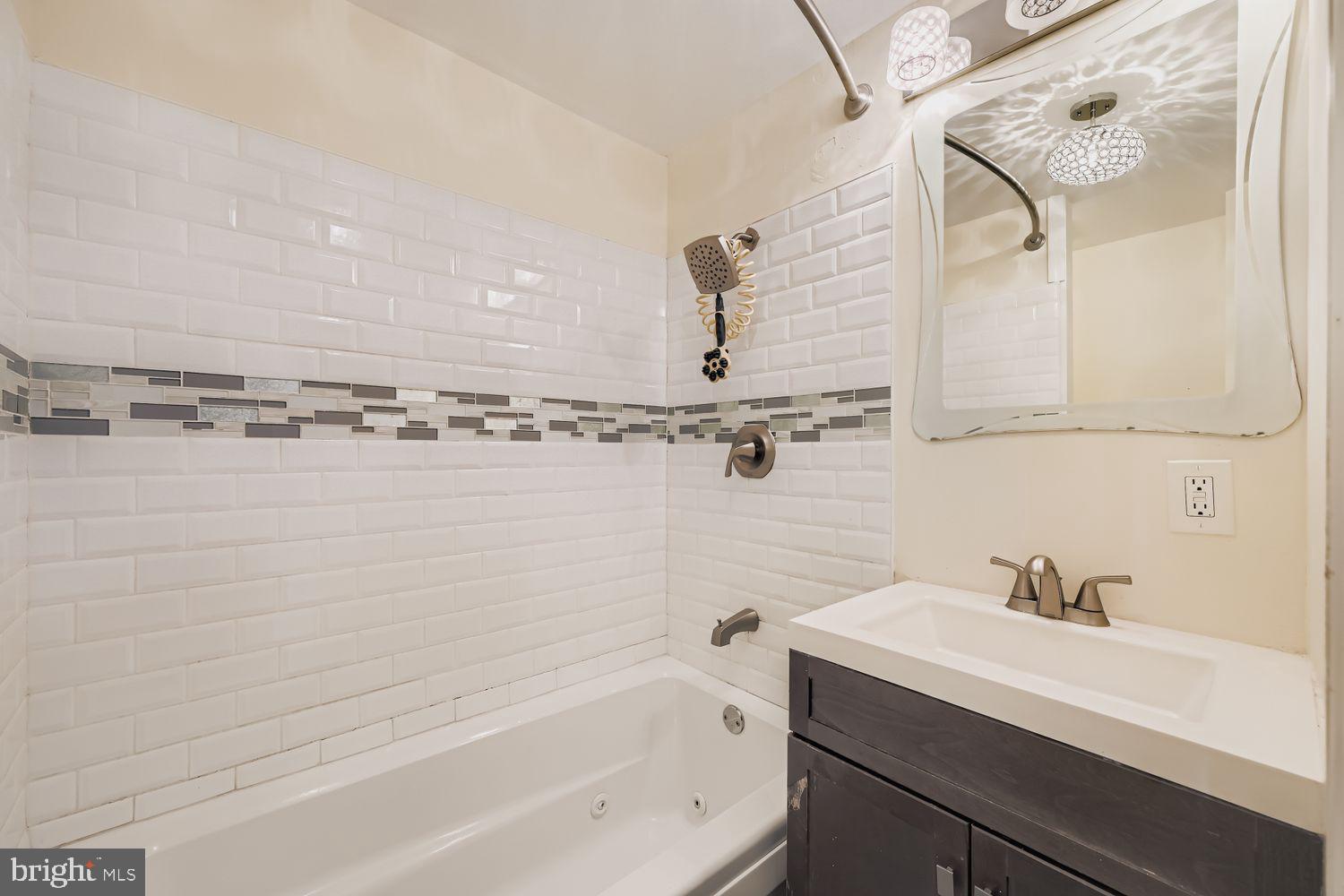 113 South Stricker Street Baltimore, MD 21223 - Photo 21 of 29 a bathroom with a bathtub and shower