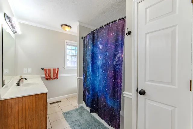 a view of a livingroom with furniture and a ceiling fan