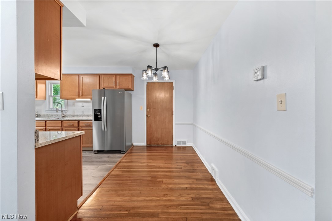 3694 Grosvenor Road Cleveland, OH 44118 - Photo 4 of 29