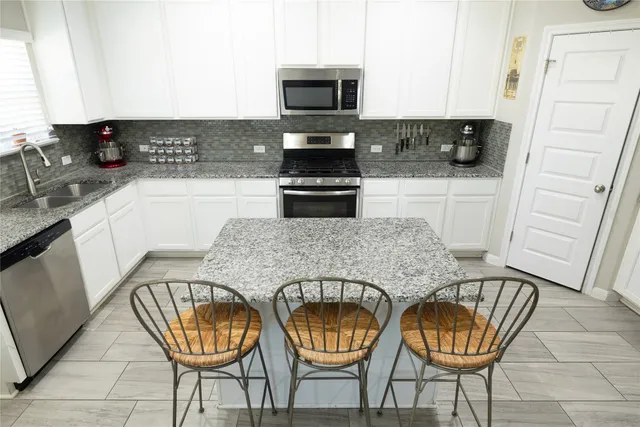 $374,900 | 827 Savannah Cove, Elgin, TX 78621