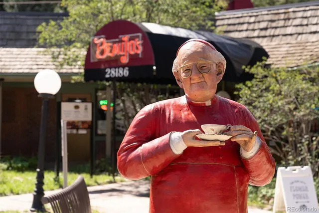 a view of entryway with a outdoor space