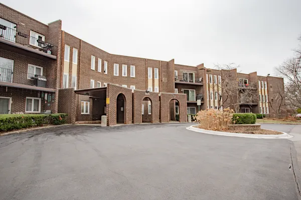 $190,000 | 1525 Sander Court, Unit 108, Wheeling, IL 60090