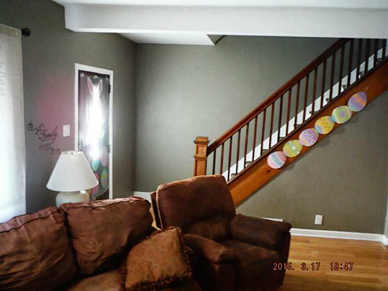 214 Center Street Springdale, PA 15144 - Photo 3 of 25 Entry/Foyer.