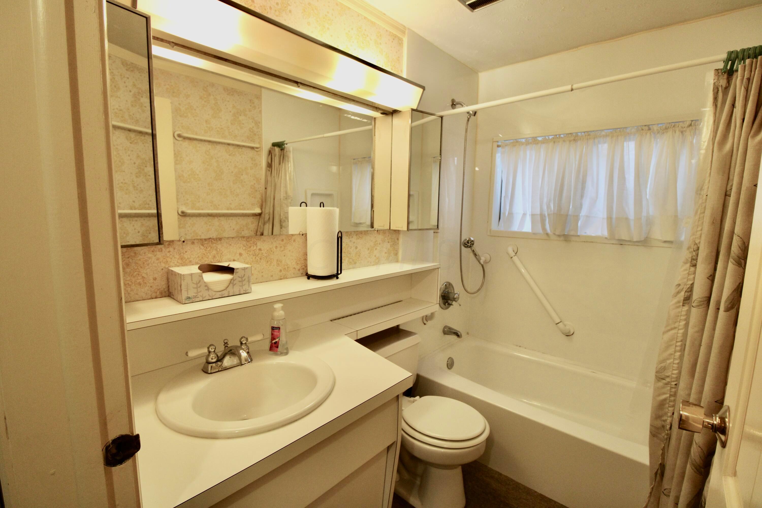 3464-3466 Eakin Road Columbus, OH 43204 - Photo 9 of 51 1st fullbath