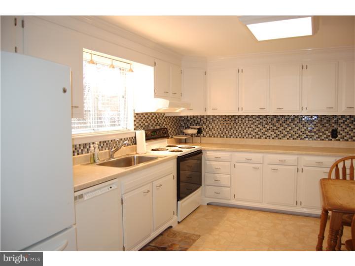 421 Holmes Road Morton, PA 19070 - Photo 5 of 25 Kitchen