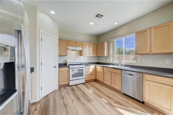 $2,100 | 2827 Dalsetter Drive, Henderson, NV 89044