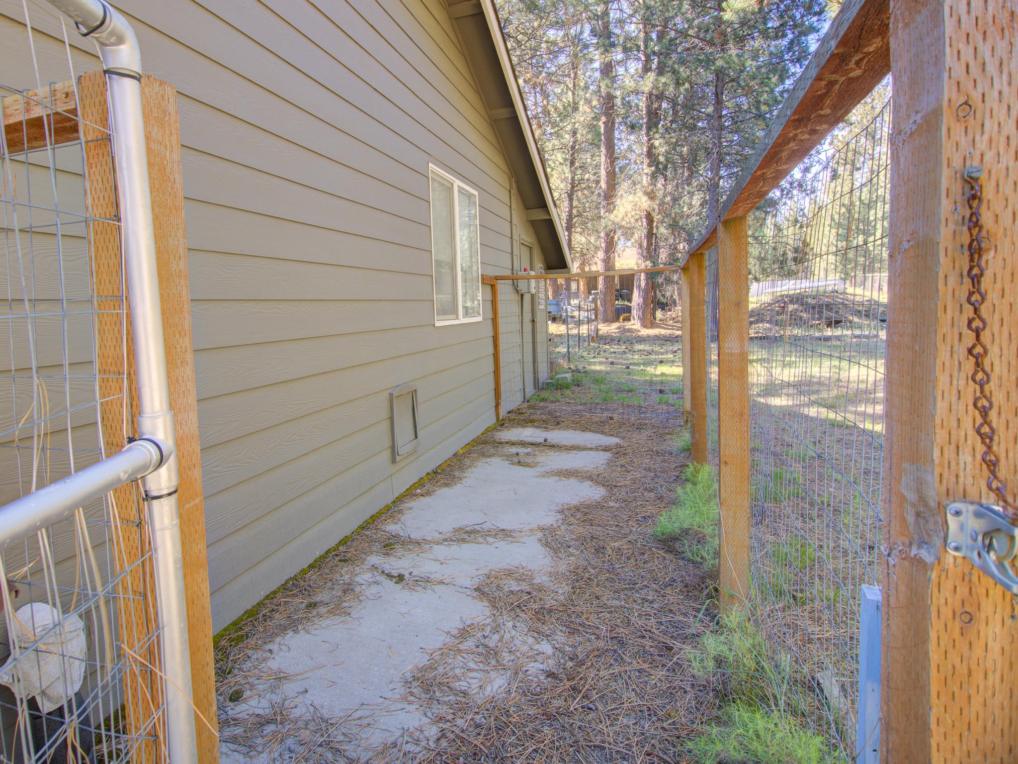 53381 Andrews Road La Pine, OR 97739 - Photo 22 of 31 Dog Kennel