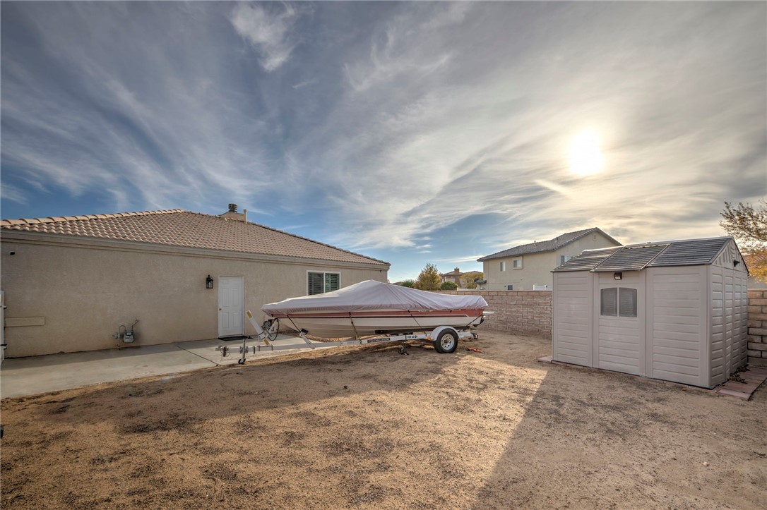 14396 Nautical Lane Helendale, CA 92342 - Photo 38 of 43 a backyard of a house with table and chairs