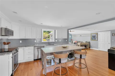 $1,350,000 | 6 Driftwood Lane, Barrington, RI 02806