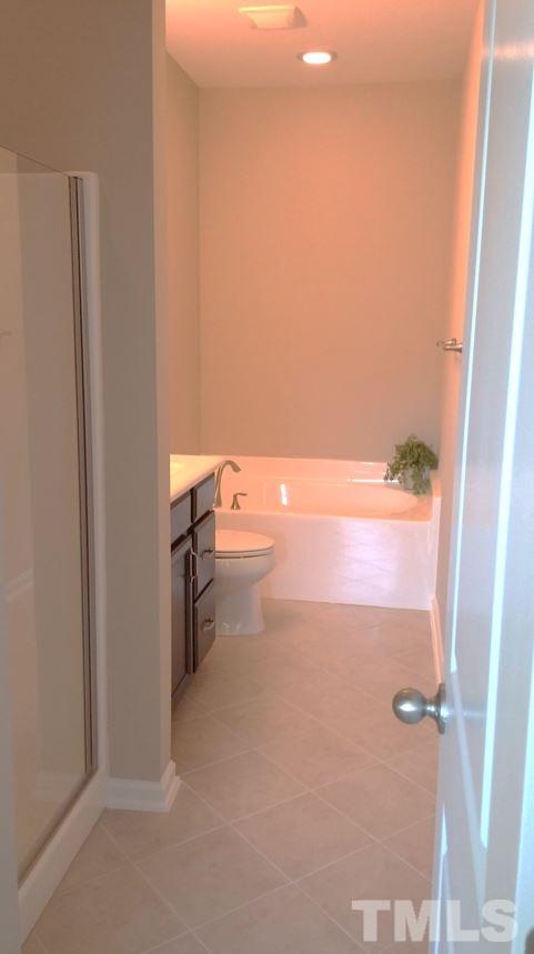 682 Wickham Ridge Road, Unit 145 Apex, NC 27539 - Photo 16 of 25 a bathroom with a bathtub