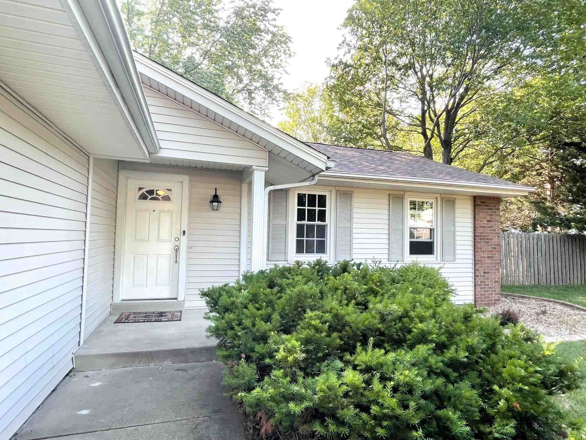 105 Lakebrook Court Springfield, IL 62702 - Photo 2 of 19 Gallery Image 2