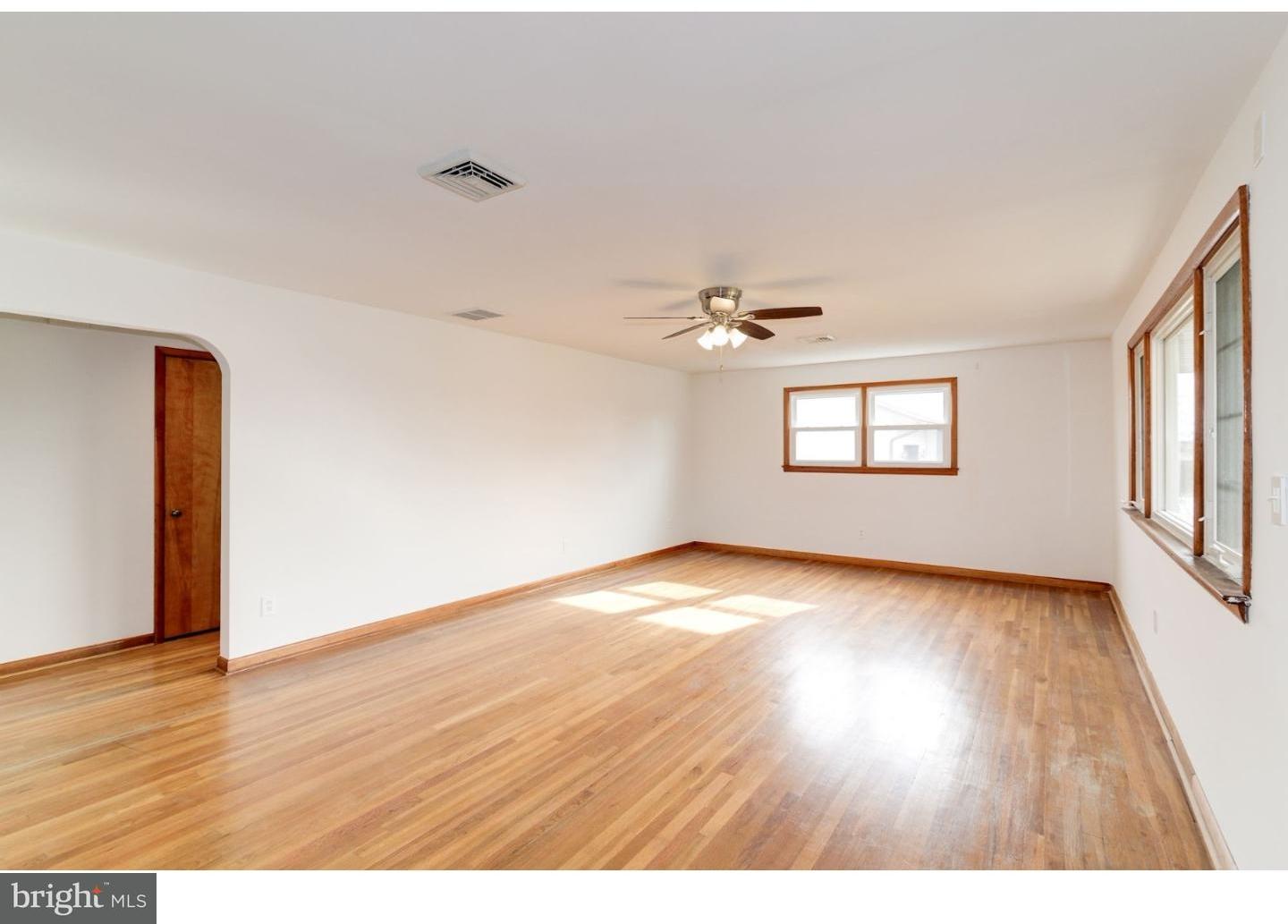 310 Harmony Road Gibbstown, NJ 08027 - Photo 3 of 25 Living Room