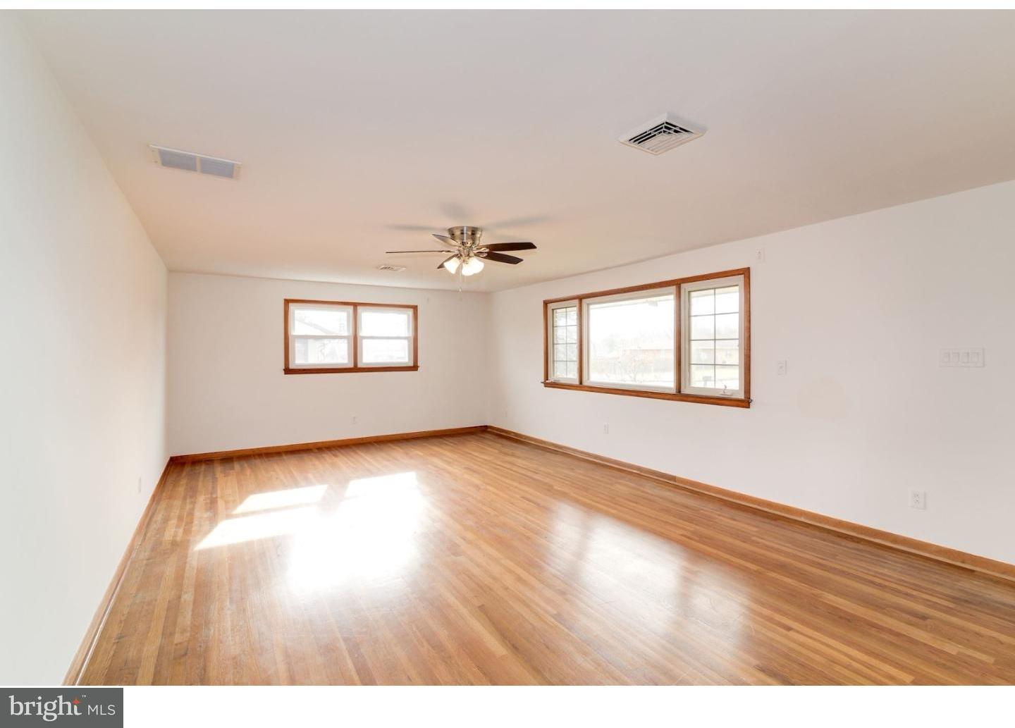 310 Harmony Road Gibbstown, NJ 08027 - Photo 4 of 25 Living Room