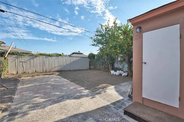a view of a backyard