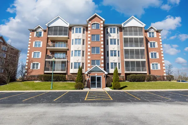 $294,900 | 7716 Greenway Boulevard, Unit 3SE, Tinley Park, IL 60487